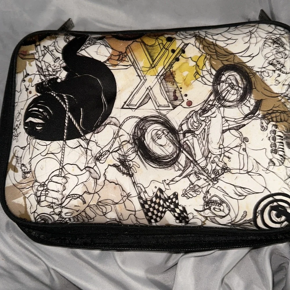 NWOT x games cool ipad case with graphic designs and full zipper so cute